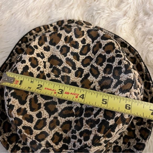 Thomas James Black Frame Sunglasses & Cheetah Print/Black Reversible Bucket Hat - Picture 3 of 4